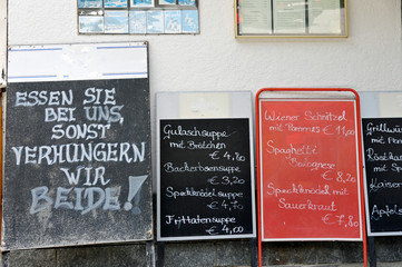 stubaital, speisetafeln an einem gasthaus