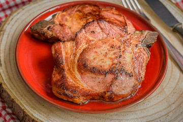 Zwei gebratene Koteletts auf einem Teller