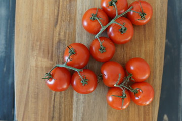Tomaten auf einem Küchenbrett