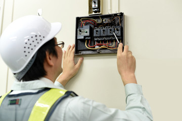 機械の点検をする男性