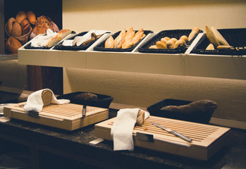 Surtido de panes en un buffet libre de un hotel - obrazy, fototapety, plakaty
