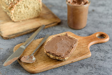 Ein Brot bestrichen mit Nuss Nougat Creme