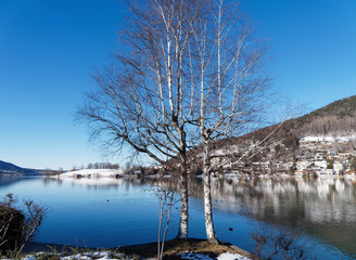 Paysage de Haute-Bavi&egrave;re. Les eaux lumineuses et calmes du lac de Tegernsee vu depuis Rottach-Egern sur la rive sud