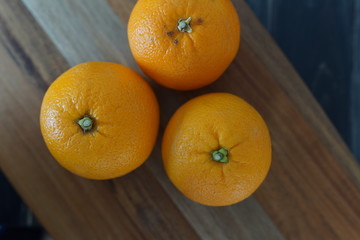 Orangen auf einem Küchenbrett