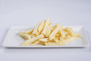 Papas fritas congeladas en un fondo blanco