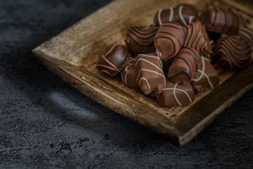 Schokoladen Pralinen liegen in einer braunen Schale
