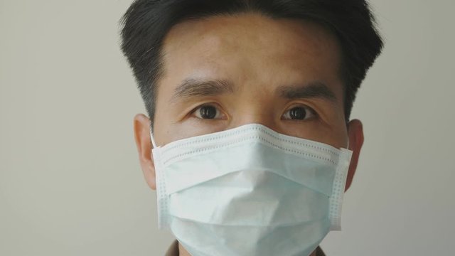 Asian men wear masks to prevent the prevalence of diseases today. He nods to listen to information with interest in the current disease.