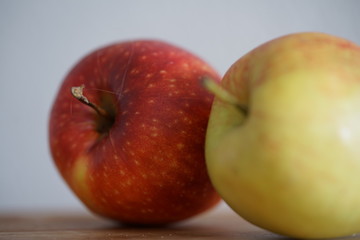 Äpfel auf einem Küchenbrett
