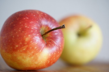 Äpfel auf einem Küchenbrett