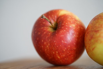 Äpfel auf einem Küchenbrett