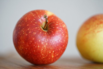 Äpfel auf einem Küchenbrett