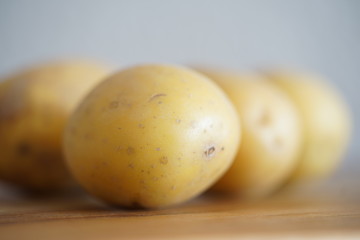 Kartoffeln auf einem Küchenbrett