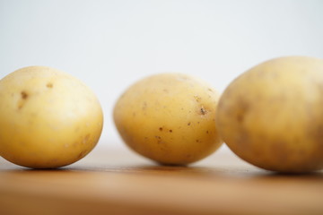 Kartoffeln auf einem Küchenbrett