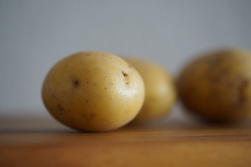 Kartoffeln auf einem Küchenbrett