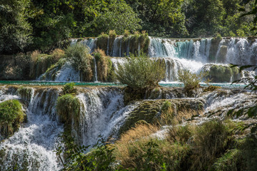 Fototapeta premium riesiger Wasserfall im Wald