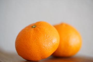 Mandarinen auf einem Küchenbrett