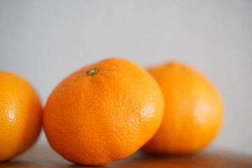 Mandarinen auf einem Küchenbrett