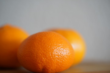Mandarinen auf einem Küchenbrett