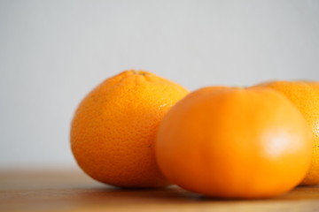 Mandarinen auf einem Küchenbrett
