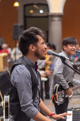 Joven tocando y cantando con pasión