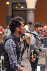 Grupo musical joven cantando