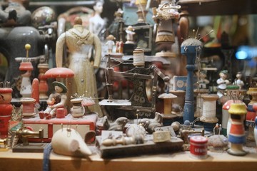Diverse vintage collectibles, rummage with sewing topic like thimble, sewing machine and spool...