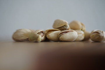 Pistazien auf einem Küchenbrett