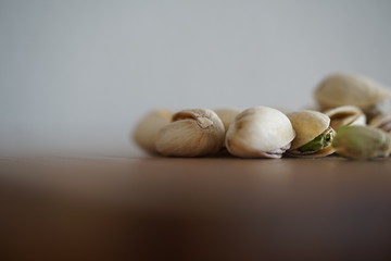 Pistazien auf einem Küchenbrett