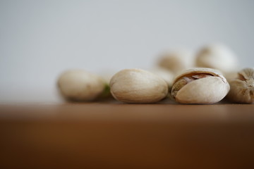 Pistazien auf einem Küchenbrett