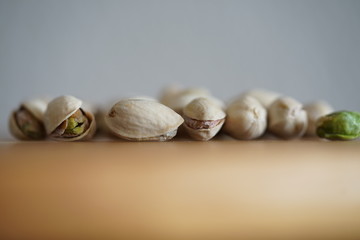 Pistazien auf einem Küchenbrett