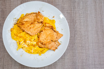 Tallarines a la huancaina con pollo frito comida peruana
