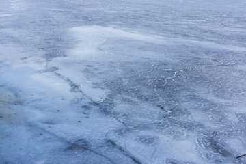 Obraz premium Ice background on lake surface in frosty weather in winter