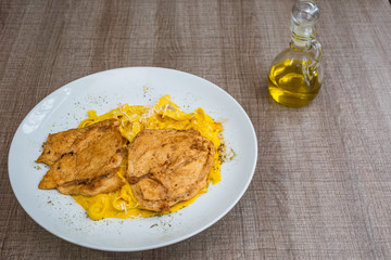 Tallarines a la huancaina con pollo frito comida peruana