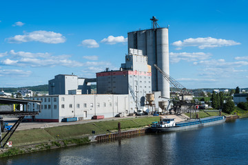 Naklejka premium Industriegebäude mit Silotürmen in Heilbronn