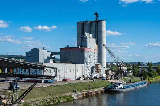 Industriegeb&auml;ude mit Silot&uuml;rmen in Heilbronn