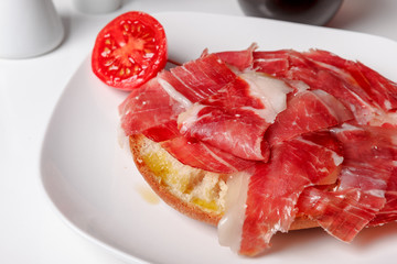 Obraz premium Succulent sandwich with Iberian ham and tomato