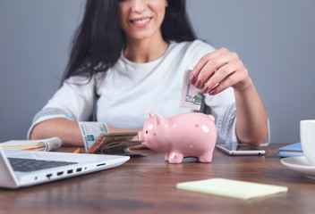 Obraz na płótnie Canvas woman hand money with piggy bank