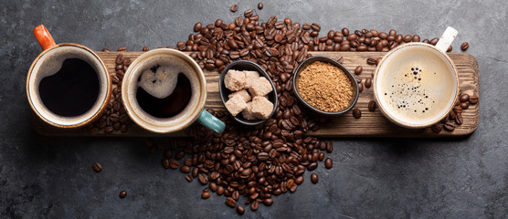Koffiekopje, suiker en geroosterde bonen