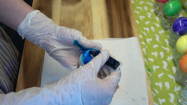 Ostereier werden mit Farbe eingef&auml;rbt
