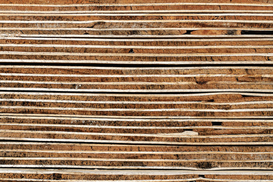Sperrholz-Hintergrund: Verwitterter Querschnitt geschichteter Sperrholzplatten - Detail