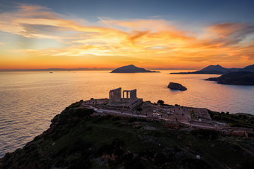 Der Tempel des Poseidon in der Bucht von Kap Sounio bei Sonnenuntergang, Attika, Griechenland