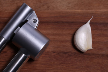 Knoblauch mit einer Knoblauchpresse