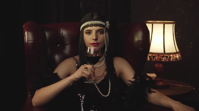 Figure of girl in gatsby style