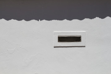 White wall with a ventilation gap