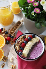 gesundes frühstück mit obst orangensaft und einer früchstücks-bowl