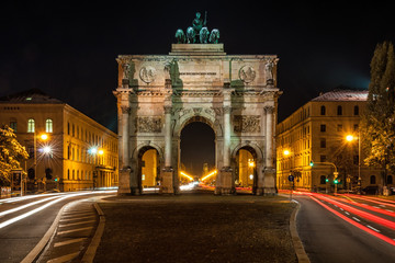 Das Siegestor in München bei Nacht