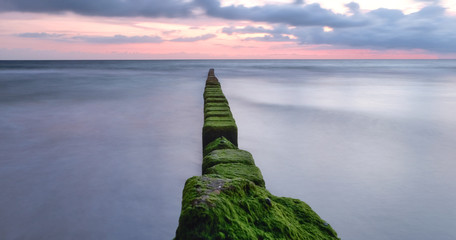 Stimmungsvolle, friedliche, inspirierende Abendstimmung am Meer mit dem Blick über alte...