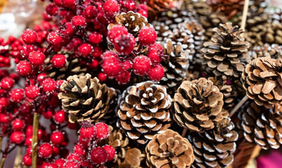 Decorazioni natalizie con pigne e frutti per le festività e gli eventi