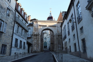 Fototapeta premium La porte noire à Besançon - arc de triomphe gallo romain du 2 ème siècle - Ville de Besançon - département du Doubs - Région Bourgogne Franche Comté - France