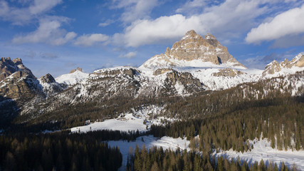 Panorama delle Tre Cime di Lavaredo dall'alto in inverno